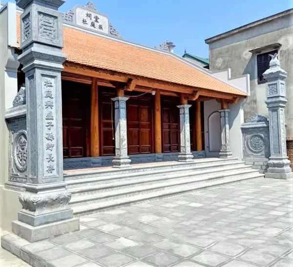 Mẫu nhà thờ họ cột đá