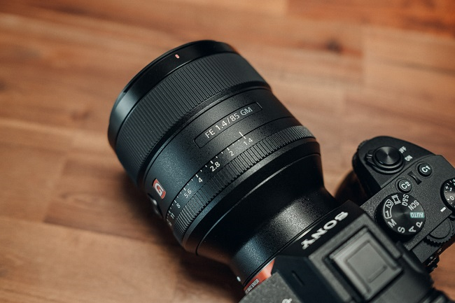 Sony FE 85mm F1.4 GM được làm từ hợp kim nhôm