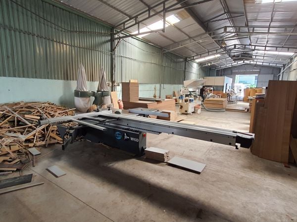 Để đưa vào hoạt động, nhà xưởng gỗ công nghiệp phải có hệ thống trang bị máy móc cần thiết.