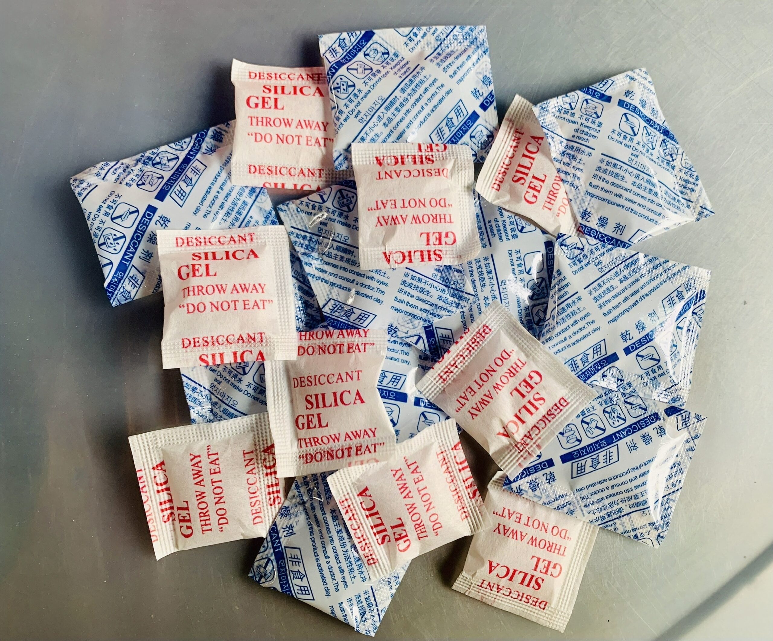 Đối với việc ngăn chặn ẩm ướt và mùi ẩm mốc trên sản phẩm gỗ công nghiệp, bạn có thể sử dụng túi hút ẩm.