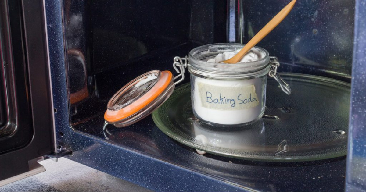 Baking soda cũng làm việc tốt để loại bỏ mùi mới từ sơn trên sản phẩm gỗ công nghiệp.