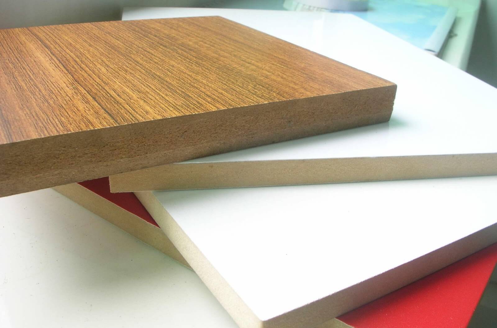 Ngoài ra, gỗ MDF phủ melamine còn có các ưu điểm khác như cách âm, cách nhiệt tốt, an toàn cho sức khỏe và thân thiện với môi trường