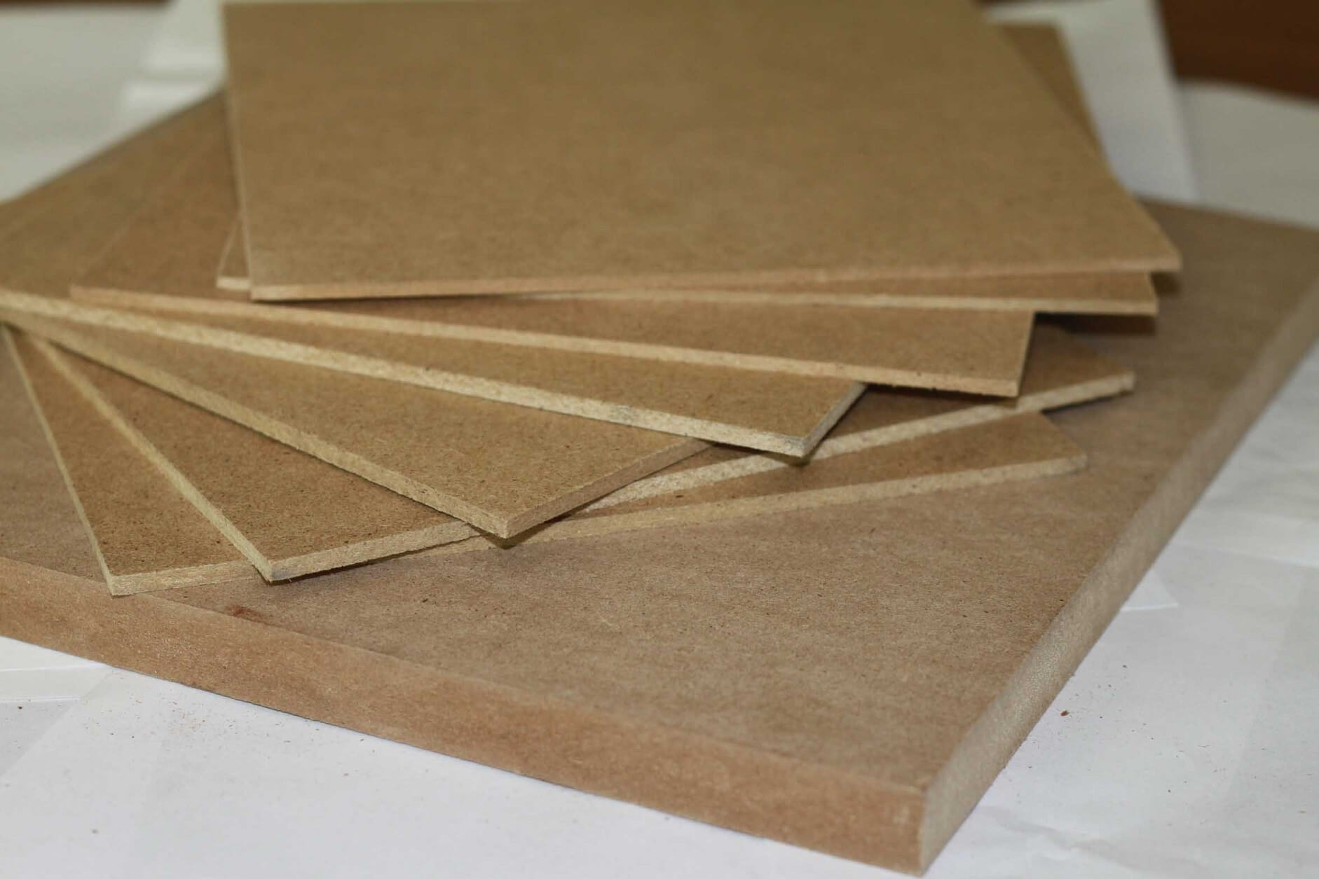 Độ dày của gỗ công nghiệp MDF thường bị hạn chế, do đó, khi sản xuất đồ nội thất dày đặc, việc ghép nhiều tấm lại với nhau là cần thiết,